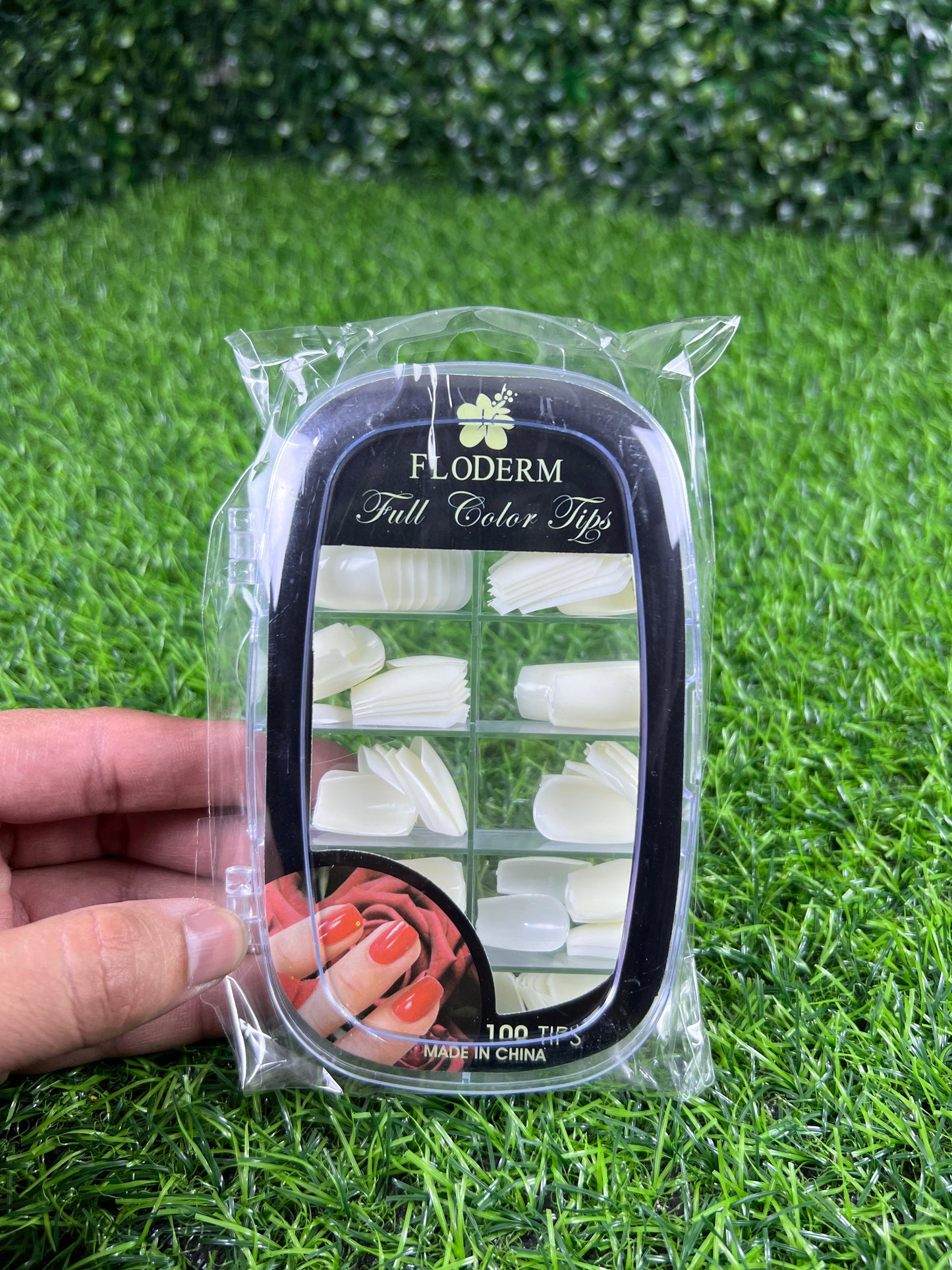 Box of 100 Artificial Nails for Art and Design